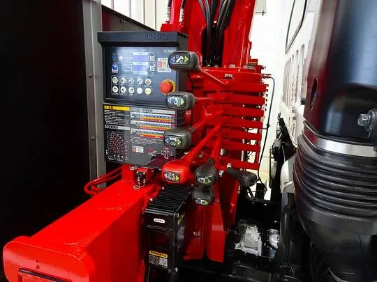 フォワード 1.8t 標準ベッド付 アルミブロック ユニック4段クレーン/マルチPG付 210ps 未使用車