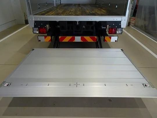フォワード 1.8t 標準ベッド付 アルミブロック ユニック4段クレーン/マルチPG付 210ps 未使用車
