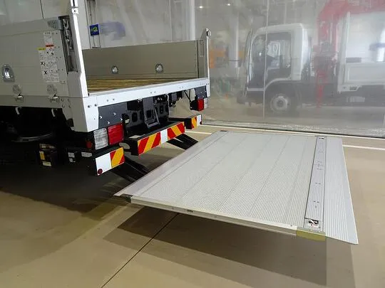フォワード 1.8t 標準ベッド付 アルミブロック ユニック4段クレーン/マルチPG付 210ps 未使用車