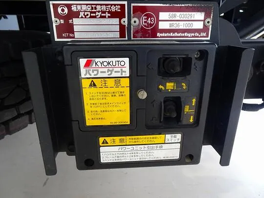 フォワード 1.8t 標準ベッド付 アルミブロック ユニック4段クレーン/マルチPG付 210ps 未使用車