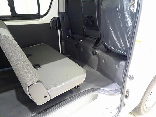 ハイエースバン DX GLパッケージ 1t 4WD 3/6人乗り 5ドア 未使用車