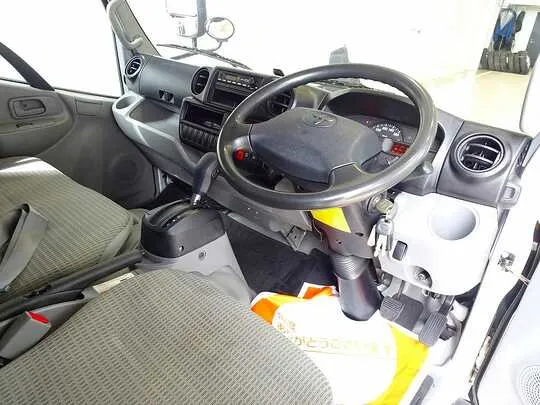 トヨエース 2t FJL 標準セミロング アルミバン 総重量5t未満