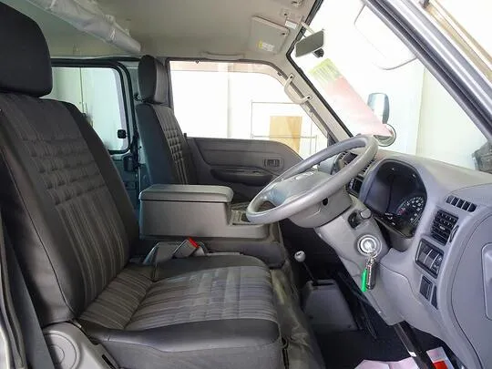 ボンゴバン DX 1t 4WD 2/5人乗り 5ドア ガソリン