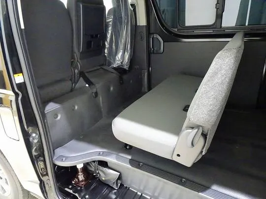 ハイエースバン DX GL-P 1t 4WD 3/6人乗り 5ドア 未使用車