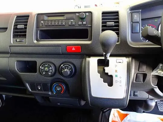 ハイエースバン DX GL-P 1t 4WD 3/6人乗り 5ドア 未使用車