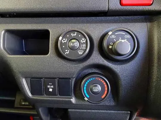 ハイエースバン DX GL-P 1t 4WD 3/6人乗り 5ドア 未使用車