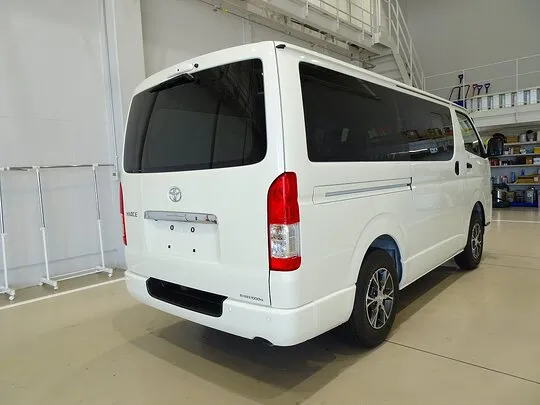 ハイエースバン DX GL-P 1t 4WD 3/6人乗り 5ドア 未使用車