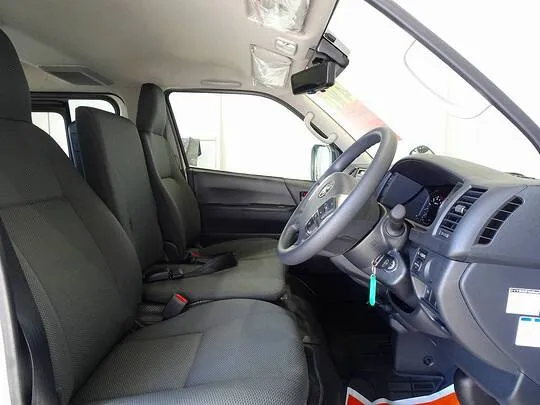 ハイエースバン DX GL-P 1t 4WD 3/6人乗り 5ドア 未使用車