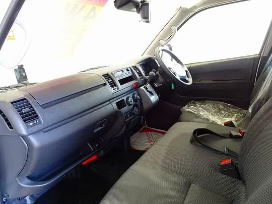 ハイエースバン DX GL-P 1t 4WD 3/6人乗り 5ドア 未使用車