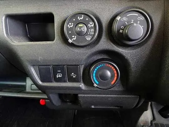 ハイエースバン DX 1t 4WD 中温冷凍車 3人乗り 4ドア