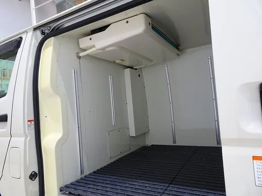 ハイエースバン DX 1t 4WD 中温冷凍車 3人乗り 4ドア