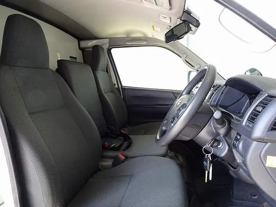 ハイエースバン DX 1t 4WD 中温冷凍車 3人乗り 4ドア