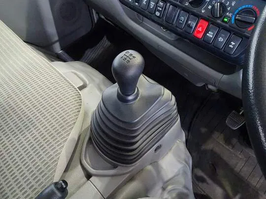 デュトロ 2t 4WD FJL 標準セミロング タダノ4段クレーン付