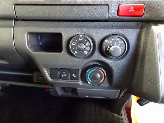 ハイエースバン DX 1t 4WD 中温冷凍車 3人乗り 4ドア