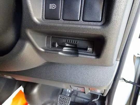 ハイエースバン DX 1t 4WD 中温冷凍車 3人乗り 4ドア