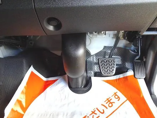 ハイエースバン DX 1t 4WD 中温冷凍車 3人乗り 4ドア