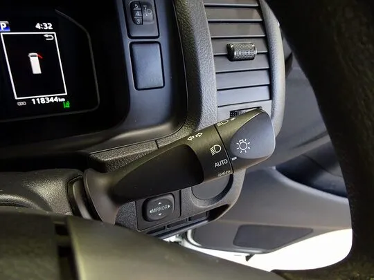 ハイエースバン DX 1t 4WD 中温冷凍車 3人乗り 4ドア