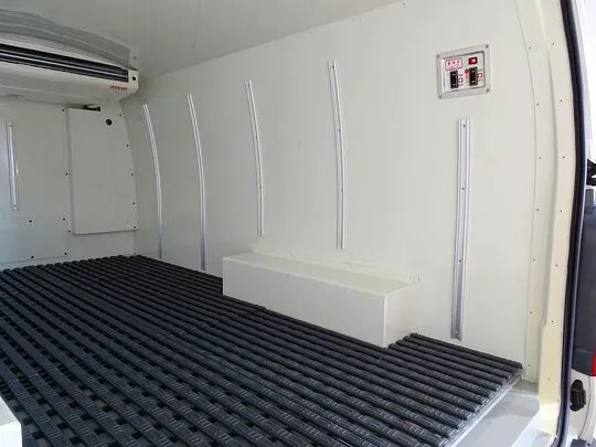 ハイエースバン DX 1t 4WD 中温冷凍車 3人乗り 4ドア