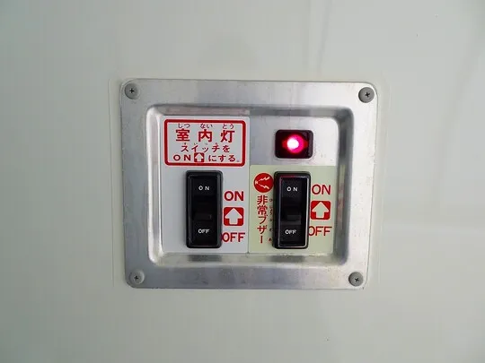 ハイエースバン DX 1t 4WD 中温冷凍車 3人乗り 4ドア