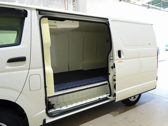 ハイエースバン DX 1t 4WD 中温冷凍車 3人乗り 4ドア