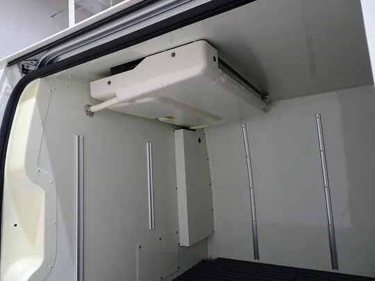 ハイエースバン DX 1t 4WD 中温冷凍車 3人乗り 4ドア