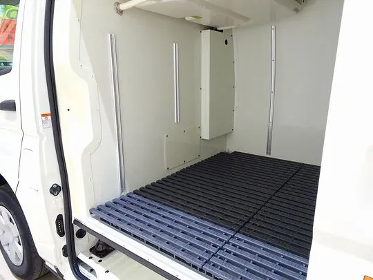 ハイエースバン DX 1t 4WD 中温冷凍車 3人乗り 4ドア