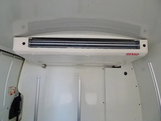 ハイエースバン DX 1t 4WD 中温冷凍車 3人乗り 4ドア