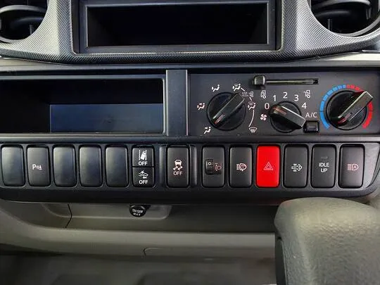 ダイナ 1.35t 4WD FJL Wタイヤ 垂直P/G付 未使用車