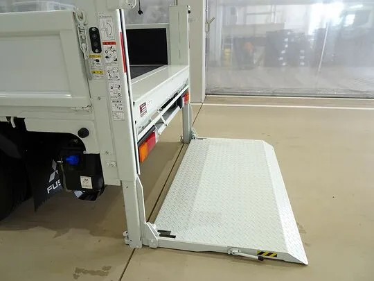 キャンター 2t 全低床 標準 Wキャブ/垂直PG付 未使用車