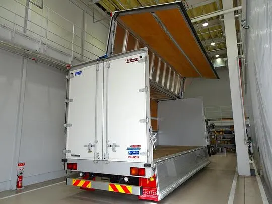 フォワード 2.7t ワイドベッド付 アルミウイング リアエアサス 210ps