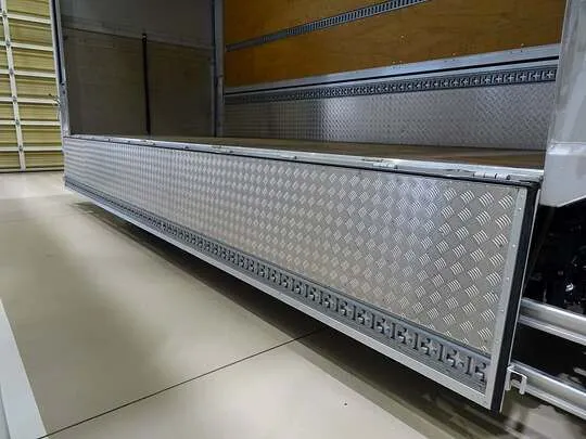 フォワード 2.25t ワイドベッド付 アルミウイング マルチゲート付 リアエアサス 240ps