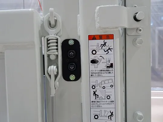 キャンター 3t 4No. 全低床 垂直P/G付 未使用車