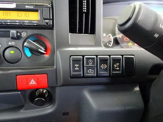 エルフ 1.55t 4WD FFL Wタイヤ 平ボデー 未使用車