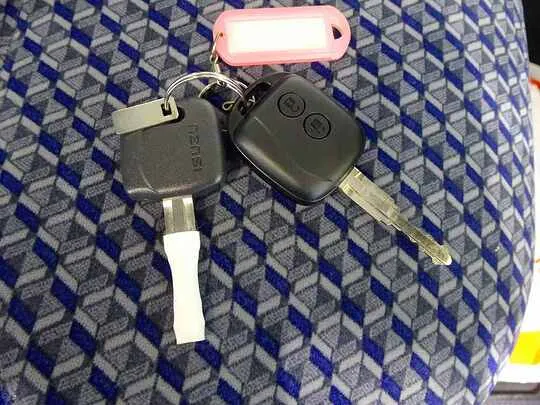 エルフ 1.55t 4WD FFL Wタイヤ 平ボデー 未使用車