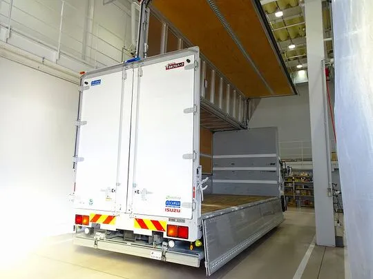 フォワード 2.25t ワイドベッド付 アルミウイング 格納ゲート付 リアエアサス 210ps