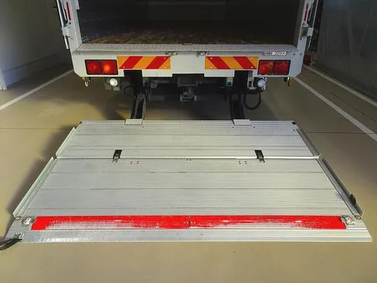 フォワード 2.25t ワイドベッド付 アルミウイング 格納ゲート付 リアエアサス 210ps