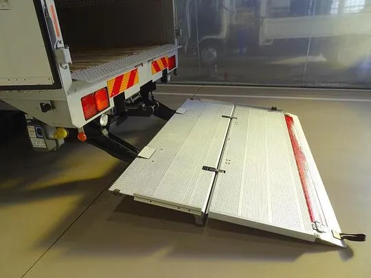 フォワード 2.25t ワイドベッド付 アルミウイング 格納ゲート付 リアエアサス 210ps