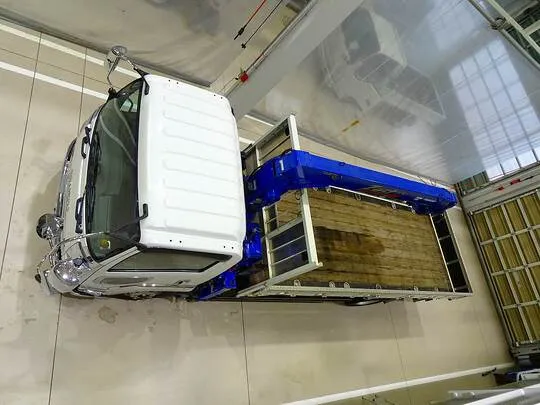 フォワード 2.3t 標準ベッドレス タダノ4段クレーン付 210ps