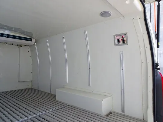 レジアスエースバン DX 1t 4WD 2人乗り 4ドア 中温冷凍車