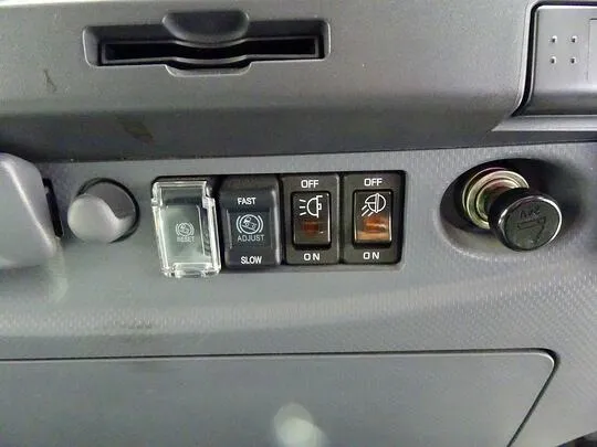 フォワード 2.85t ワイドベッド付 アルミウイング リアエアサス 240ps