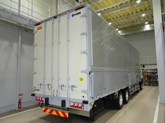 プロフィア 13.8t 4軸 アルミウイング リアエアサス 380ps 未使用車