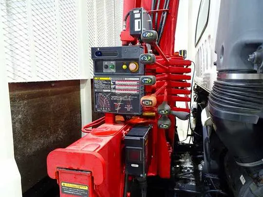 フォワード 2.4t 標準ベッド付 ユニック4段クレーン付 210ps