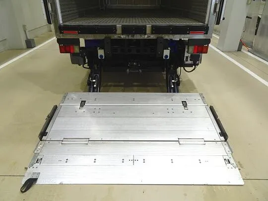 エルフ 2t 高床 標準ロング 低温冷凍車 スタンバイ/格納ゲート付