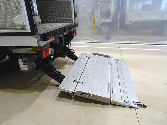 エルフ 2t 高床 標準ロング 低温冷凍車 スタンバイ/格納ゲート付