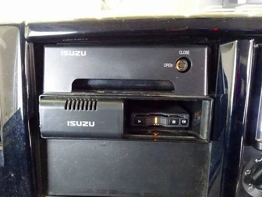 エルフ 1.8t 4WD FFL 標準 Wキャブ/垂直PG付 総重量5t未満