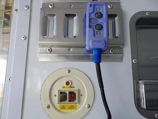 エルフ 2t 高床 標準ロング 低温冷凍車 スタンバイ/格納ゲート付