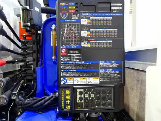 キャンター 3t 全低床 標準セミロング タダノ4段クレーン付 未使用車